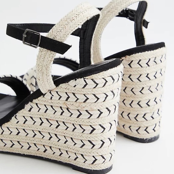 Like new torrid platform wedges size 10 - Picture 3 of 12